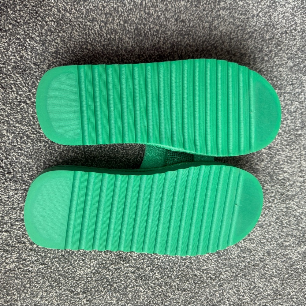 Juicy Couture Vibrant Green Plush Slides - Picture 3 of 3